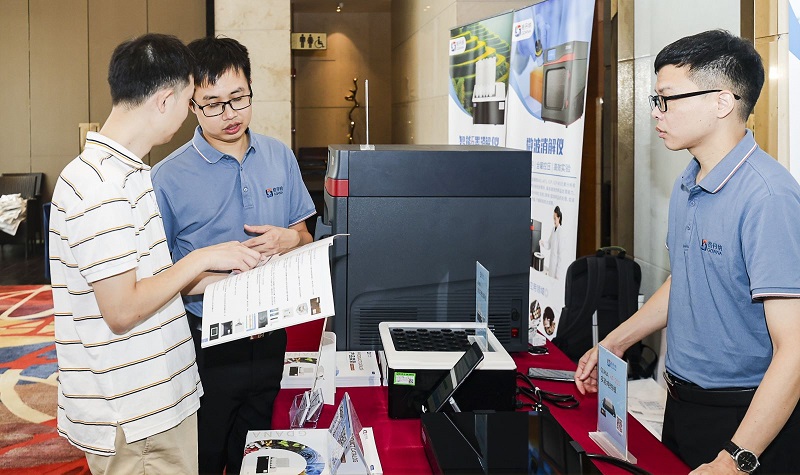 銷售總經理為客戶展示商品，耐心答疑解惑