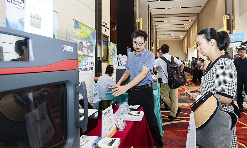 銷售總經理為客戶展示商品，耐心答疑解惑