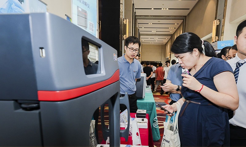 銷售總經理為客戶展示商品，耐心答疑解惑